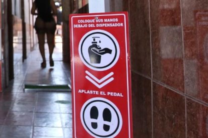 En el sitio se fomenta el uso de gel antiséptico.