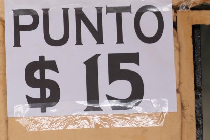 Fuera de cada local se exhibió la nueva tarifa del encuentro sexual.