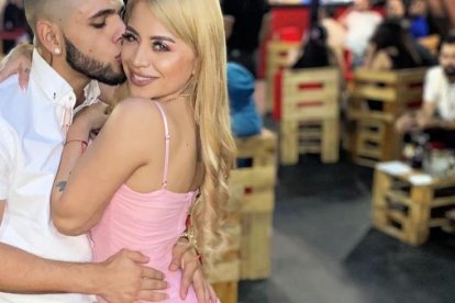 La joven modelo con su actual pareja, quien dice apoyarla en sus cirugías.