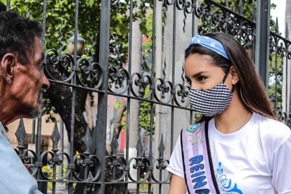 La reina de Guayaquil llevando alimento durante el tiempo de confinamiento