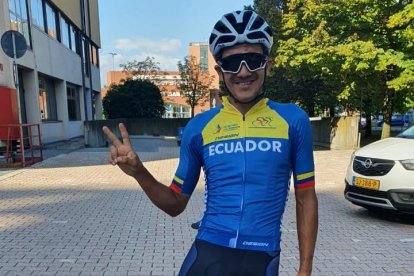Richard Carapaz ya entrena en Italia para ser uno de los tres representantes del país en el Mundial de ciclismo.