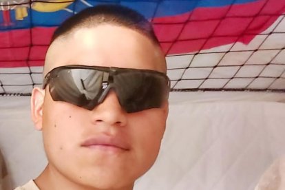 El militar siempre lleva consigo la bandera tricolor. Es su cábala.