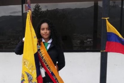 Shantal Fernández también es jugadora de Dragonas y es la abandera de la institución educativa Los Álamos.