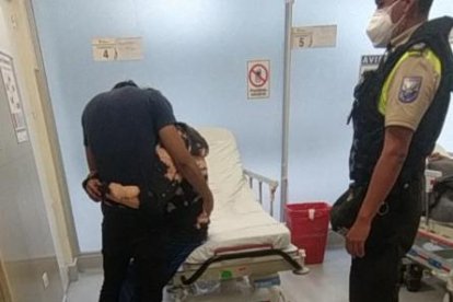 El joven afectado abrazó a su hermano mayor, quien lo fue a visitar a la casa de salud.