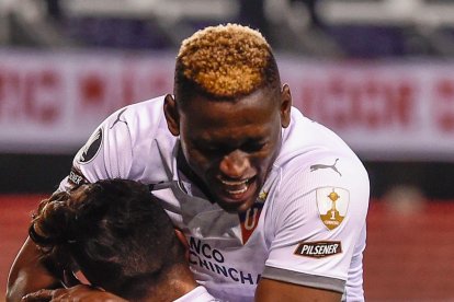 Cristian Martinez y Cristian Cruz festejando un gol del colombiano ante Binacionañ