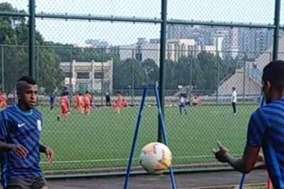Miller Bolaños y Fidel Martínez entrenando en el Shanghai Shenhua.