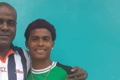 Con su hijo Erwin Jr que le sigue en los pasos del fútbol.