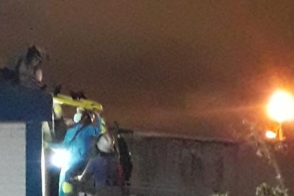 Instante en que el ciudadano era bajado de la vivienda.