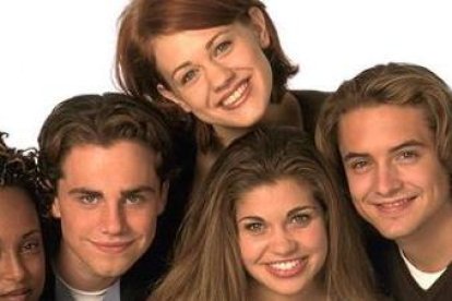 La imagen de la serie de Disney en la que actuó Maitland Ward. Ella es la chica de la parte de arriba.