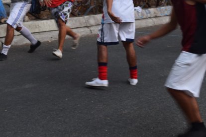 Un grupo de personas juega fútbol callejero en Guayaquil.