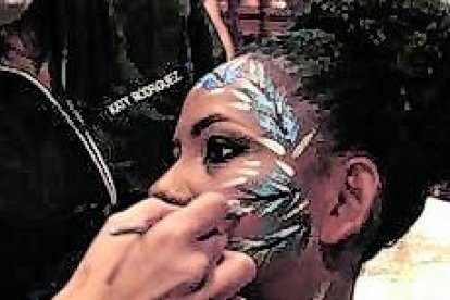 Daysi Castillo mientras la pintan. Su lema: “Esforzarme y ser valiente”.