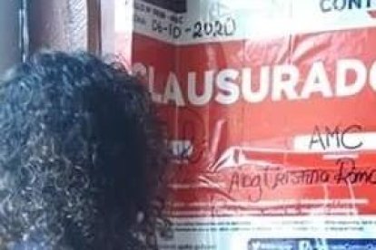 Un sello de clausura se colocó en la puerta del lugar.