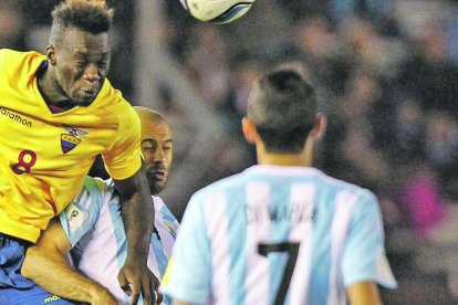Felipe  Caicedo ante Argentina hizo el segundo gol en el estadio Monumental