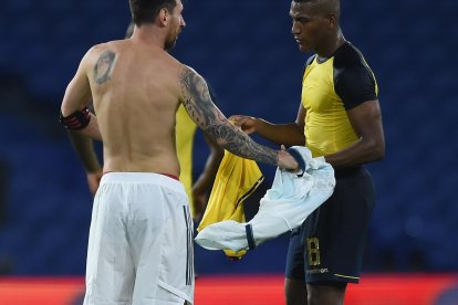 El astro del Barça intercambia la camiseta con Carlos Gruezo.