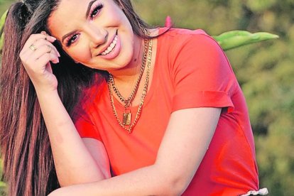 Samantha está como jurado en un programa de TC Televisión.