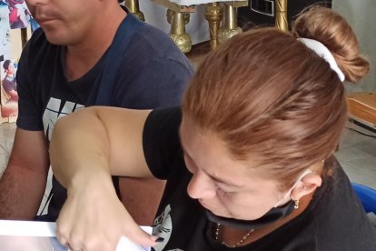 Jéssica muestra los moretones que tenía su sobrina en el cuerpo.