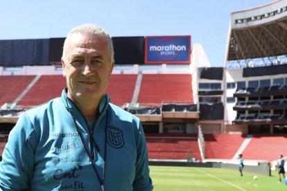El entrenador de Ecuador, Gustavo Alfaro en el estadio Rodrigo Paz Delgado.