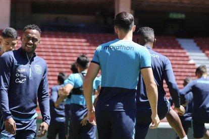 Ecuador practicando en el estadio Rodrigo Paz Delgado