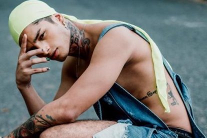 Luan Montoya en otra foto con la que se promociona como artista.