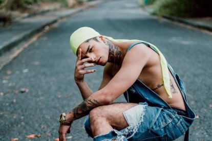 Luan Montoya en otra foto con la que se promociona como artista.