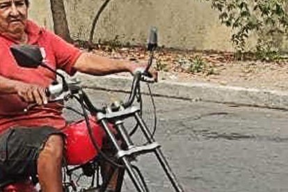 No solo repara los juguetes, sino que también los crea a partir de piezas recicladas.