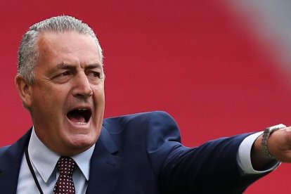 Gustavo Alfaro debutó de local y ganó por goleada a Uruguay.