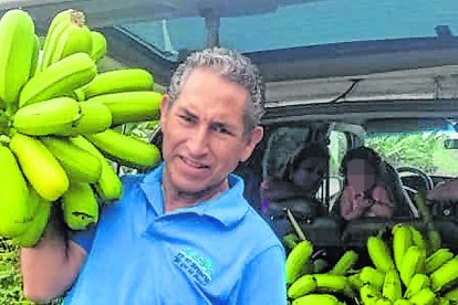 El ecuatoriano William es su soporte en la obra solidaria.