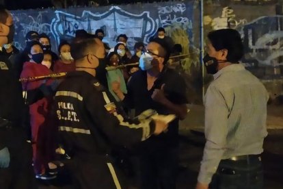 Lo familiares pedían a los uniformados que se llevaran el cuerpo del fallecido pronto.