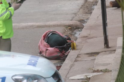 El hallazgo del saco con el cadáver se suscitó en el bloque 11 de Bastión Popular.