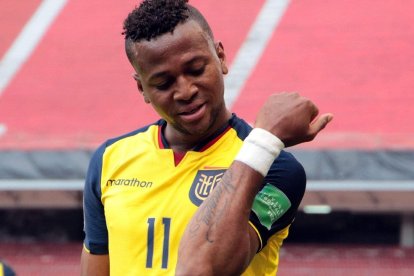 Michael Estrada muestra su tatuaje que lleva el nombre de su hijo Steven.