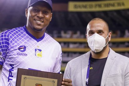 Jorge Eguez, gerente de Barcelona, le entregó una placa a Máximo Banguera.