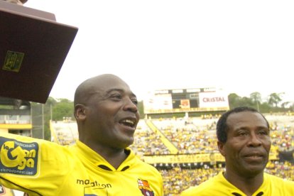 Quinteros y la Pantera Ermen Benítez cuando volvieron a jugar como ex cracks en el Monumental.