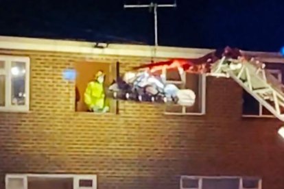 Se utilizó una enorme grúa para sacar a Jason de su habitación para que los médicos pudieran tratarlo.