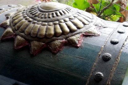 Sus creaciones han sido colocadas como apliques en objetos de madera.