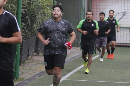 Antes de las 06:00, algunos alumnos de esta academia empiezan a llegar a la cancha.