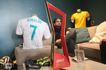 Con el trofeo de 'Man of the Match' entregado durante el Mundial 2014 y Copa América 2016.