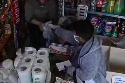 Este es el momento en que el desconocido le entrega la lista de compras.