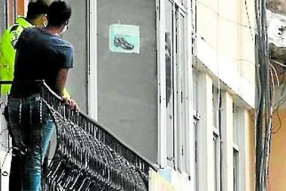 Un día después de los hechos, la Policía mantuvo la custodia del piso en donde hallaron los tres cuerpos de las víctimas.