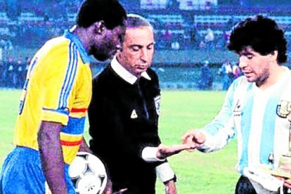 Lupo Quiñónez de Ecuador y Diego Armando Maradona, en Copa América 1987.