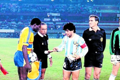 Lupo Quiñónez de Ecuador y Diego Armando Maradona, en Copa América 1987.