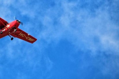 El piloto aficionado Juan Rodríguez debió cumplir 25 horas de vuelo con su biplano para poder obtener el certificado.