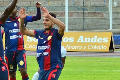 Joao Parades (de espalda) hizo el gol de Olmedo que va ganando 1-0 al Barcelona.