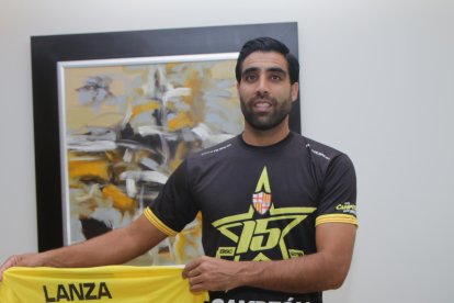 Lanza y dos recuerdos en amarillo, la camiseta de la estrella 14 del 2012 y la 15 del 2016. 

PERIODISTA : JERSON RUIZ

FECHA : 06/11/2020 

Agencia (ag-extra)