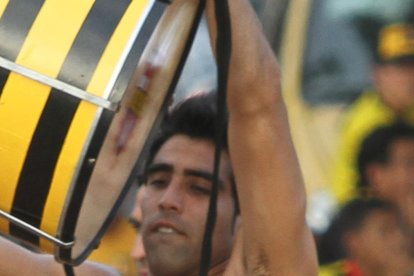 Damián Lanza y el bombo de la Zona Norte en una de tantas veces que lo tocaba.