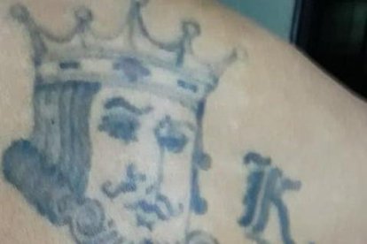 Juan le tatuó a su ñaño una figura que representa a su exorganización.