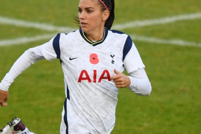 Recuperó su físico lo más rápido y debutó con el Totenham de Inglaterra.