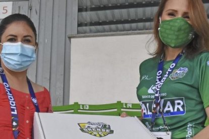 Martha Romero de Orense también tuvo el mismo detalle con la presidente de Olmedo, Nancy Arguello.