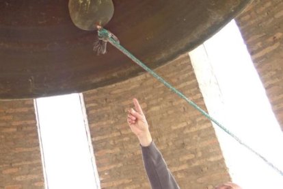 El seglar Hernán Pacurucu muestra los gruesos cabos que sujetan el objeto.