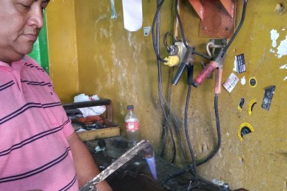 Su local es uno de sus sitios de entrenamiento, pues a diario contabiliza las letras de las palabras de sus clientes.