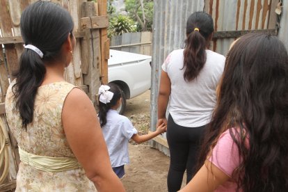 Kathy es ayudada por una de sus hermanas en la crianza de sus sobrinas.